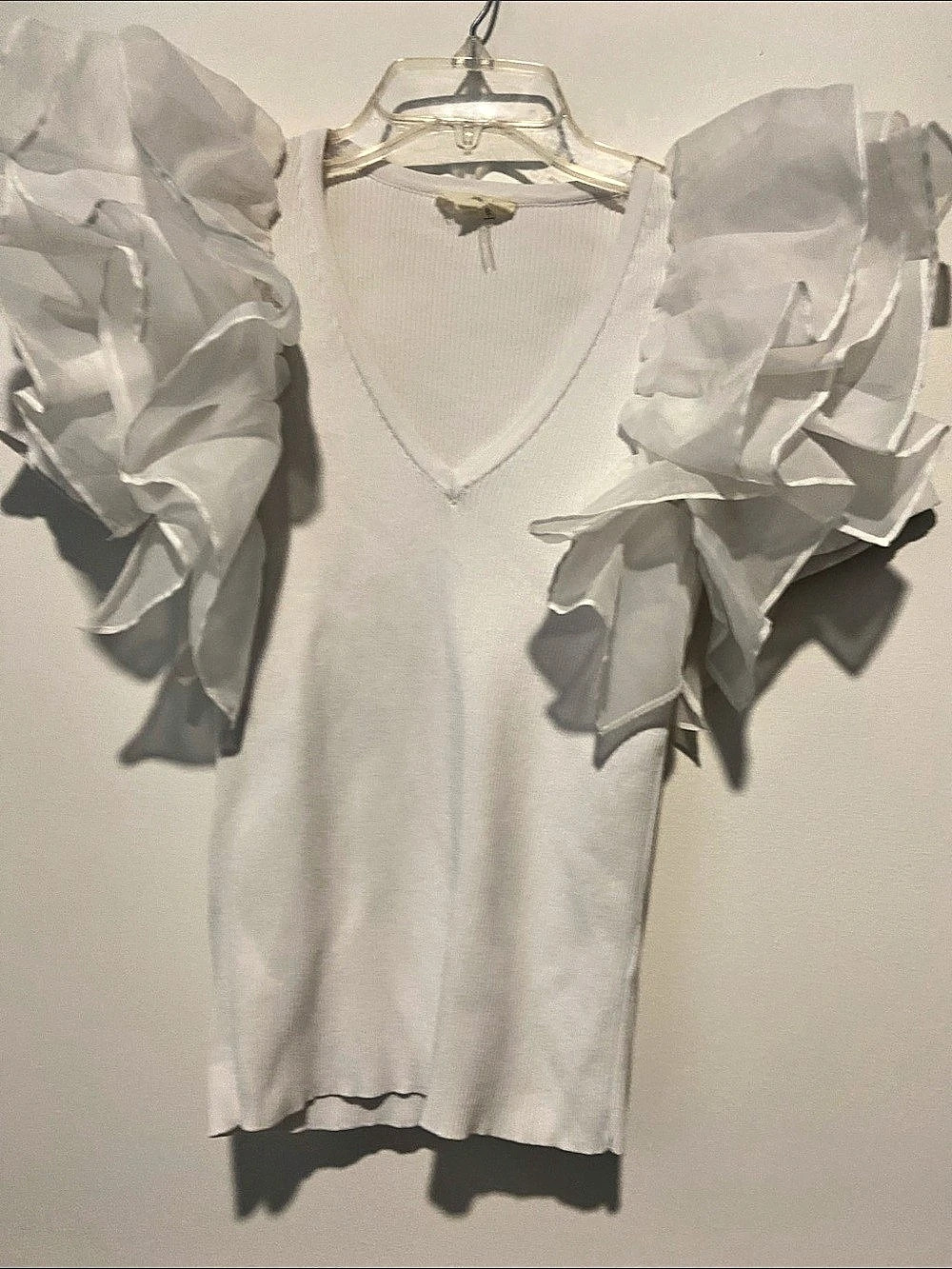 entro White Ruffled Sleeve V-Neck Top Like New